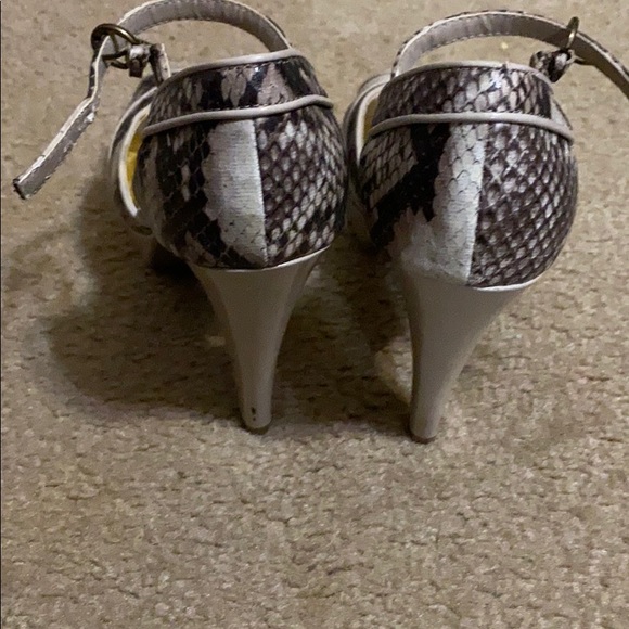 Neutral snake print heels - Picture 3 of 4